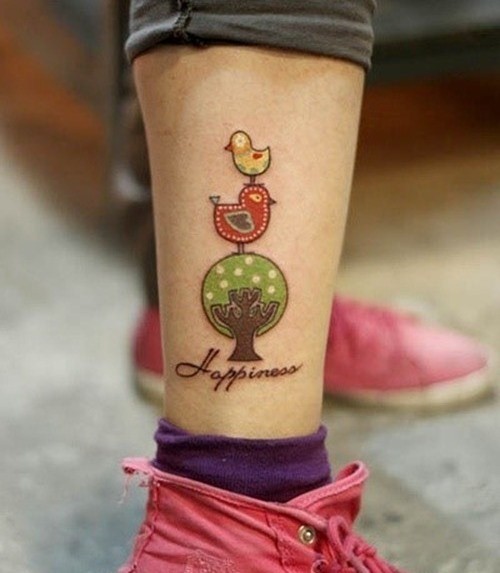 彩色卡通可爱的小鸟和小树脚踝纹身图案