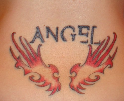 黑色字母和红色翅膀纹身图案
