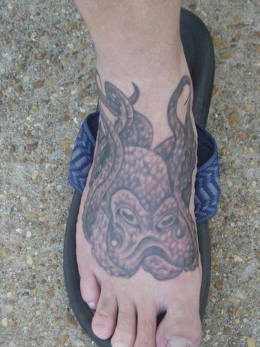 脚背精美的章鱼纹身图案