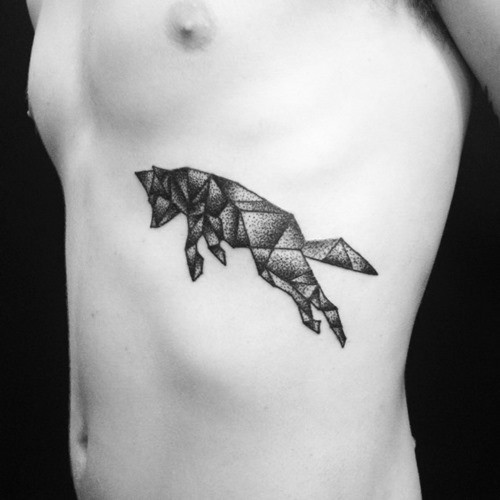侧肋点刺黑色的抽象狐狸几何纹身图案