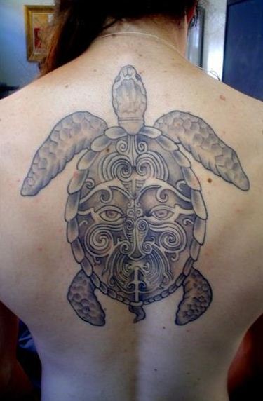 背部惊人的黑灰毛利风格乌龟纹身图案