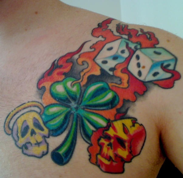 胸部骷髅骰子和四叶草火焰纹身图案
