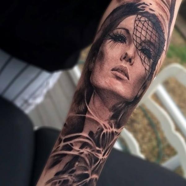 手臂毛骨悚然的女人肖像纹身图案