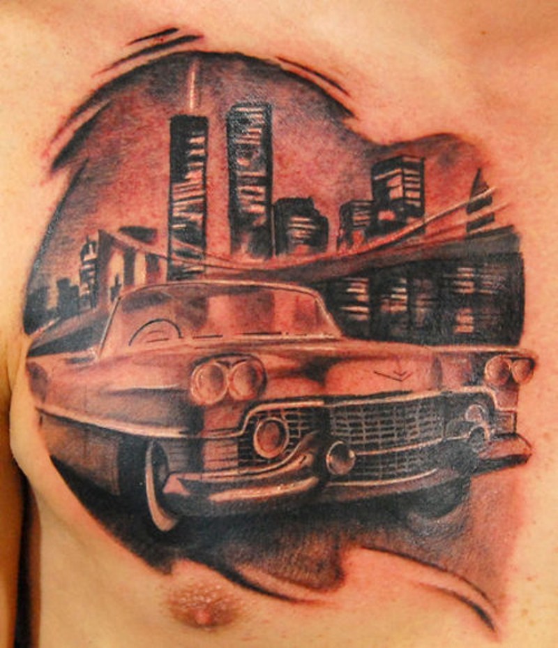 胸部黑色的经典汽车与城市夜景纹身图案