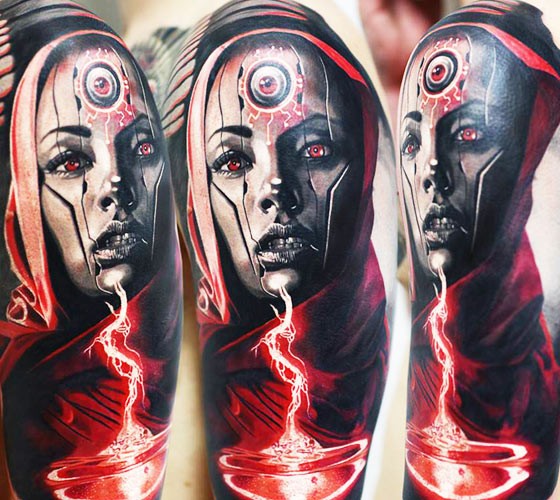手臂彩色恐怖风格的外星女人与闪电纹身图案