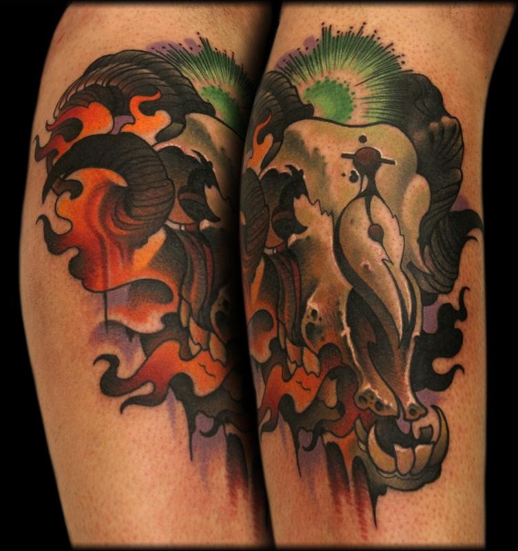 现代传统风格的彩色山羊头骨与火焰手臂纹身图案