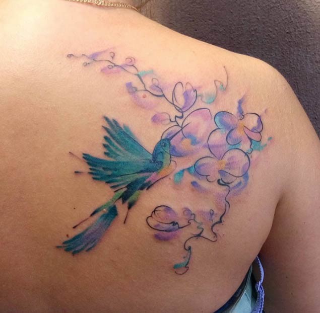 背部抽象风格美丽的彩色鸟和花朵纹身图案
