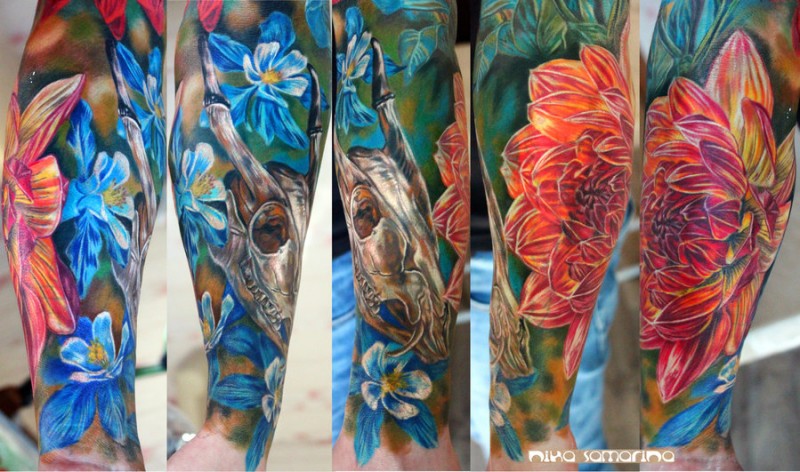写实风格的彩色动物头骨与花卉手臂纹身图案