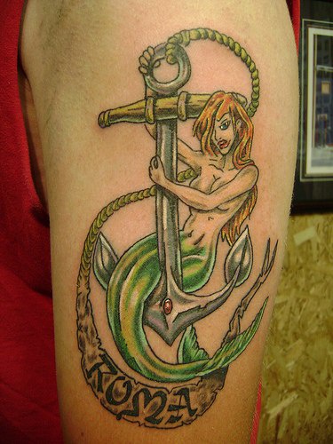 手臂绿色美人鱼和船锚纹身图案