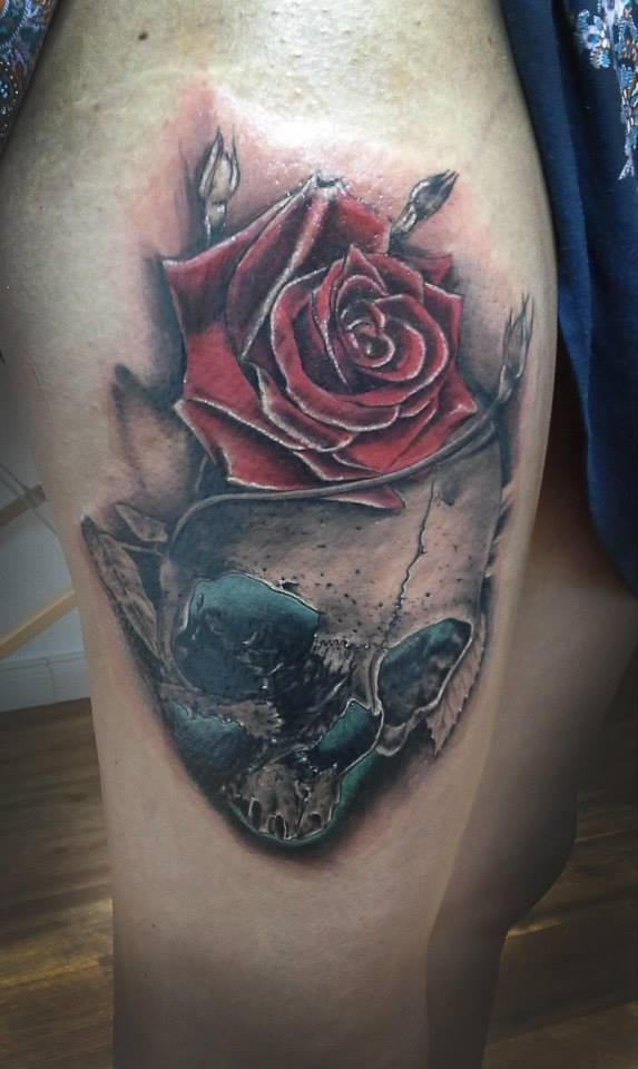 非常好看的骷髅与玫瑰大腿纹身图案