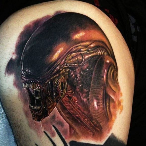 看起来非常逼真的邪恶外星生物大腿纹身图案