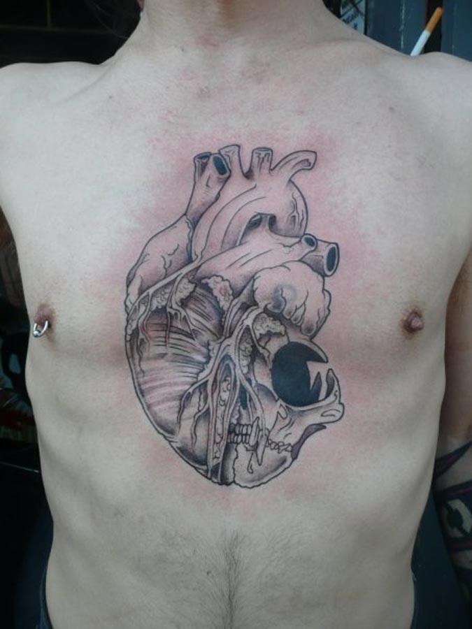 胸部动物头骨结合人类心脏纹身图案