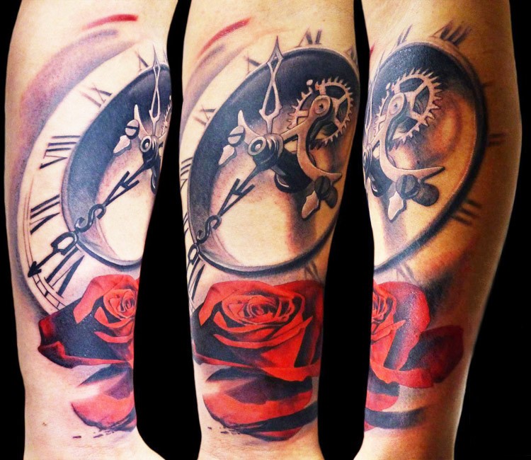 写实风格的时钟与红玫瑰手臂纹身图案