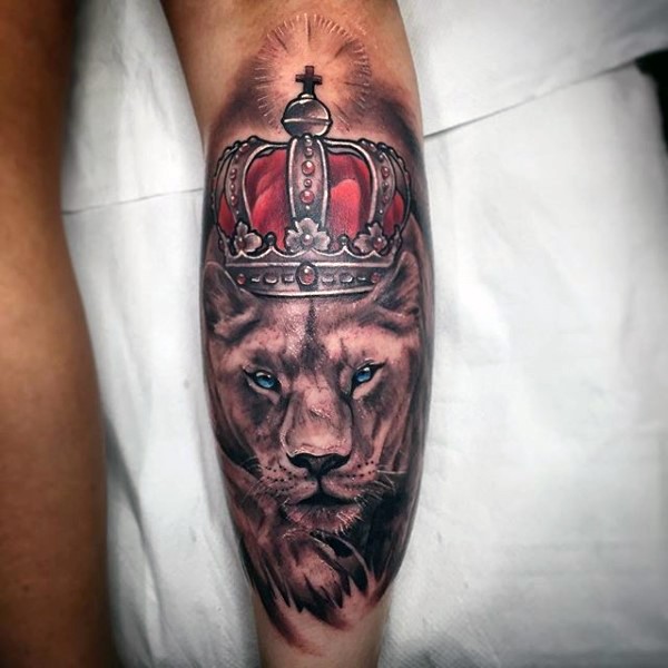 插画风格的彩色狮子王手臂纹身图案