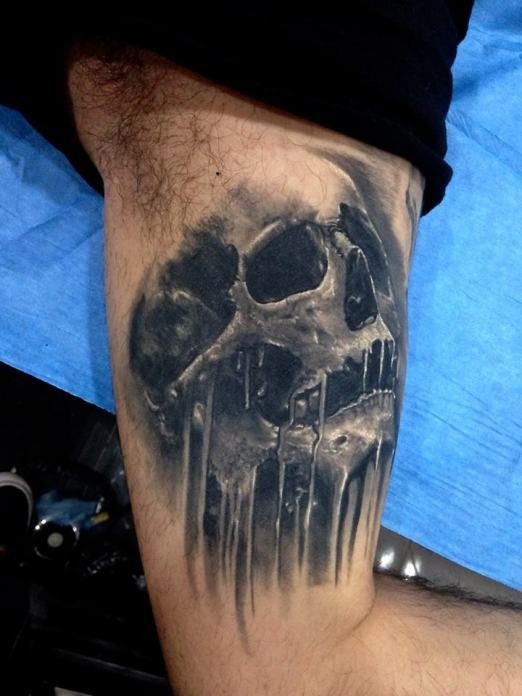 大臂3D黑色损坏的骷髅纹身图案
