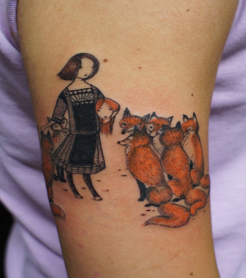 手臂彩色卡通女人与一群狐狸纹身图案