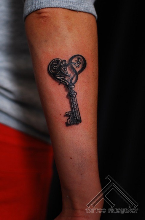 手臂3D写实的黑色钥匙纹身图案