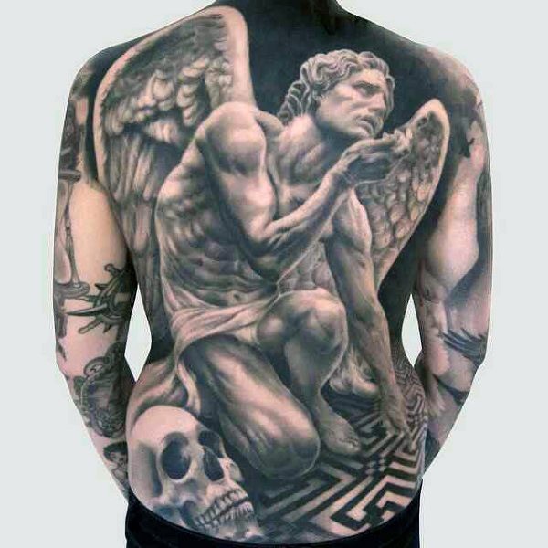 背部戏剧性的黑白悲伤天使和骷髅纹身图案