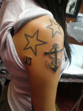 大臂黑色的星星和船锚纹身图案
