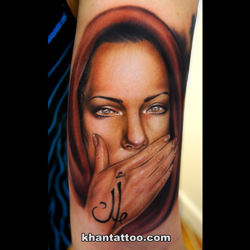 彩色女人肖像与头巾手臂纹身图案