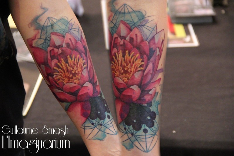 新传统风格的花朵手臂纹身图案