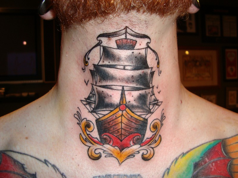颈部彩色的帆船纹身图案