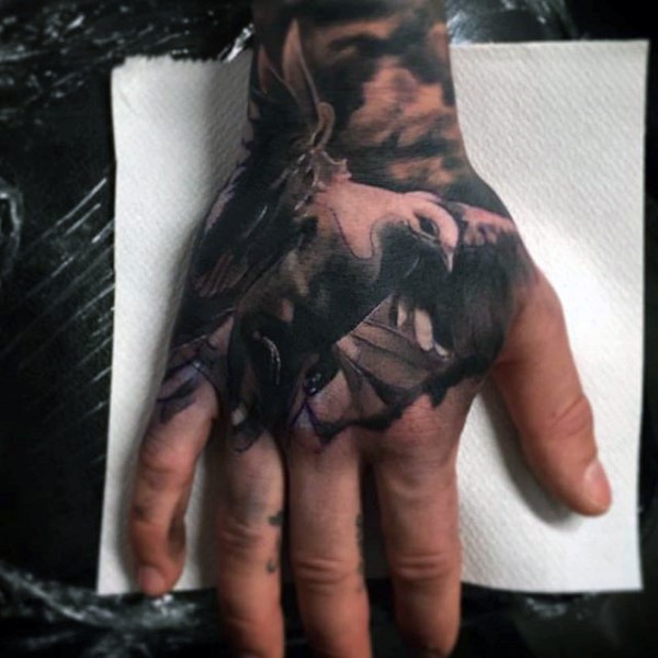 手背非常逼真的3D黑白鸽子纹身图案