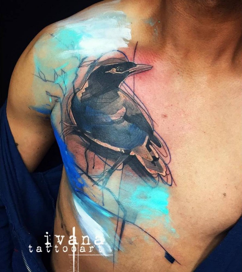 胸部抽象风格的彩色乌鸦纹身图案