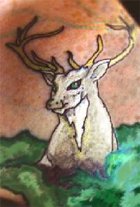 白色小鹿和绿草纹身图案