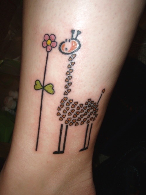 脚踝上心形长颈鹿与花朵纹身图案