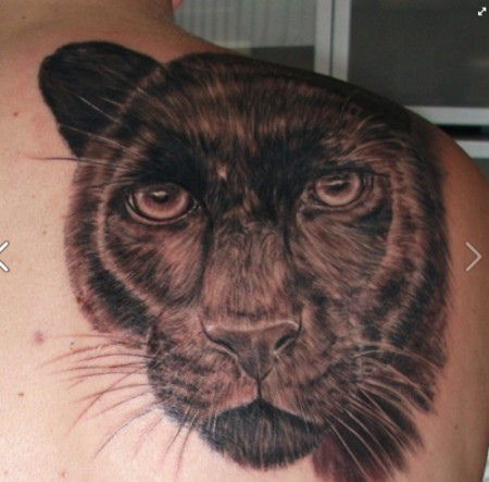 肩部3D写实的黑豹纹身图案