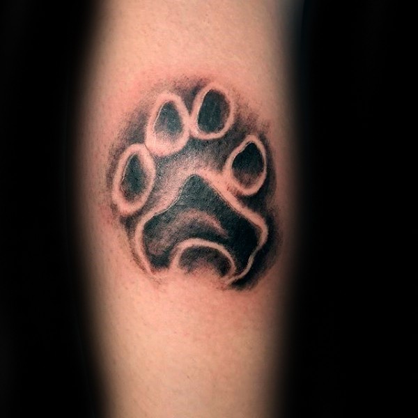 手臂黑色的动物爪印纹身图案