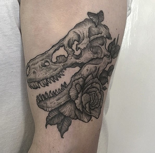 雕刻风格黑色点刺恐龙骨架和玫瑰手臂纹身图案