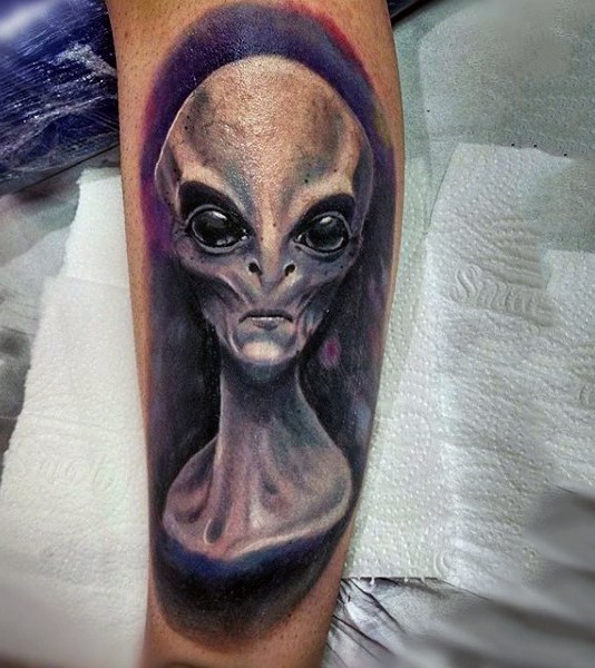 手臂惊人的彩绘外星人肖像纹身图案