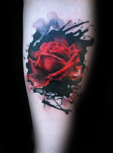 小臂抽象风格的彩色红玫瑰纹身图案