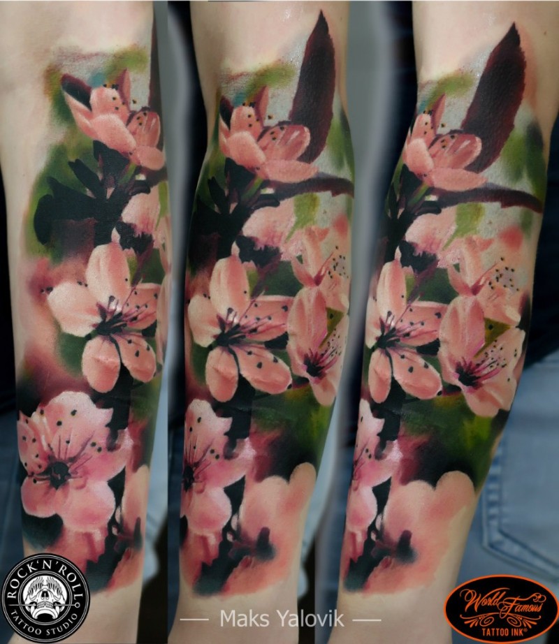 逼真的彩色粉红色花朵手臂纹身图案
