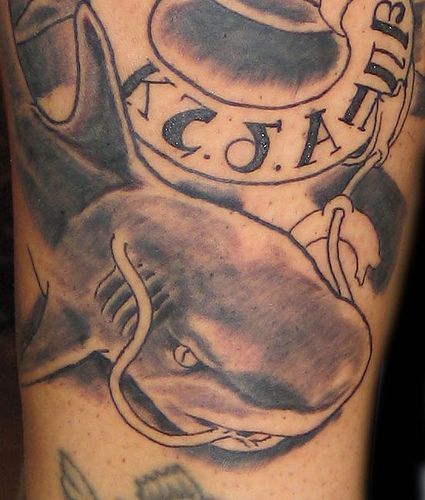 鲨鱼和救生圈字母纹身图案
