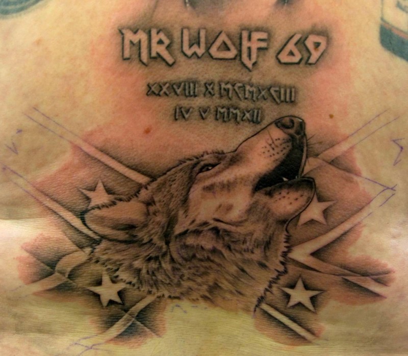 狼头与美国国旗字母纹身图案