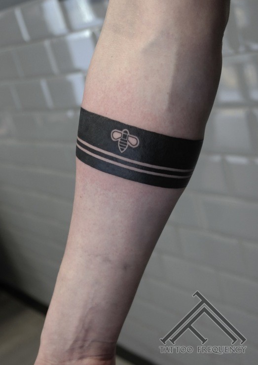 黑色简单的手环线条和蜜蜂手臂纹身图案