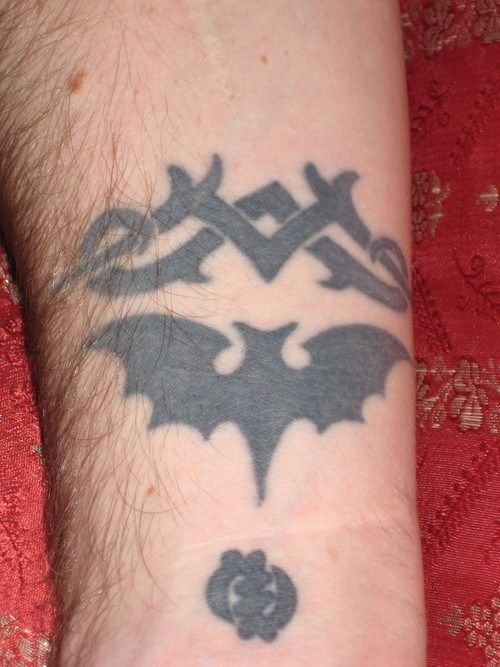 黑色的蝙蝠和部落符号纹身图案