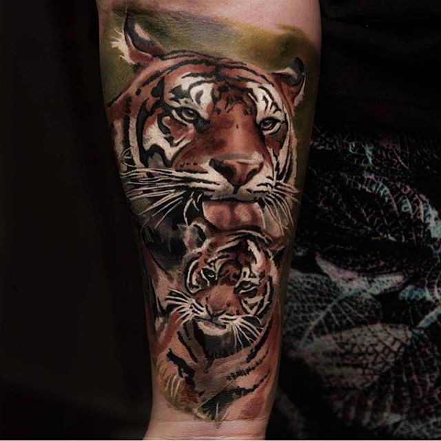 非常逼真的彩色老虎家庭手臂纹身图案