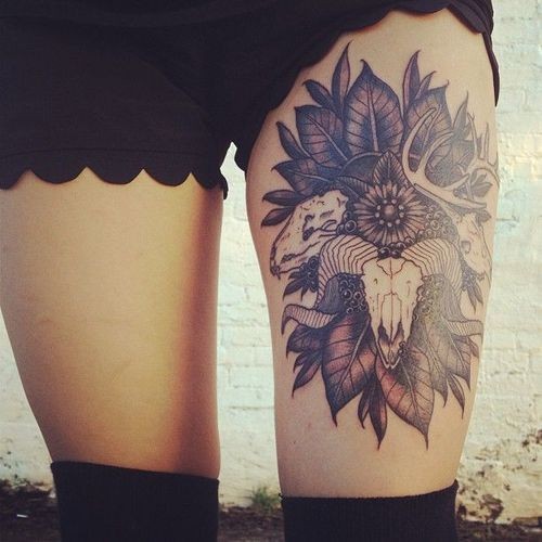 羊头骨和叶子大腿纹身图案