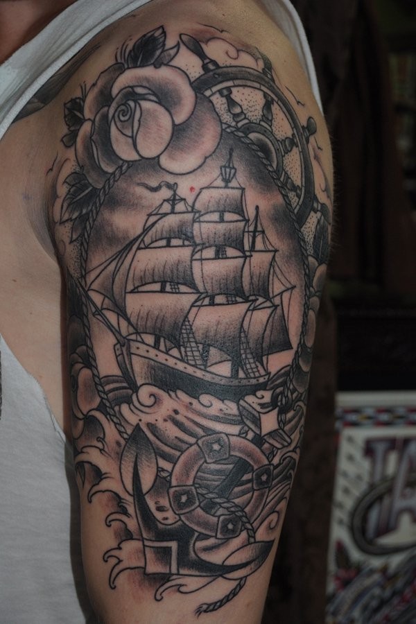 手臂old school帆船船锚与花朵纹身图案