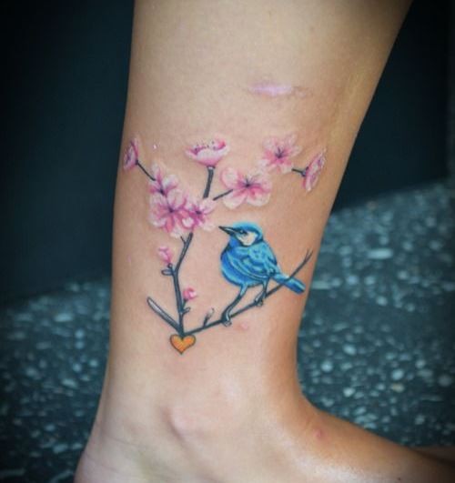 蓝色可爱的小鸟和花朵树枝脚踝纹身图案