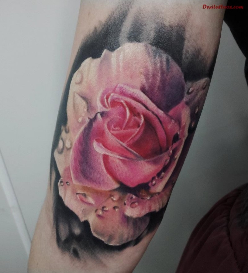 非常逼真美丽的粉红色玫瑰手臂纹身图案