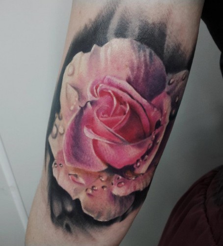 手臂自然逼真的彩色3D玫瑰纹身图案