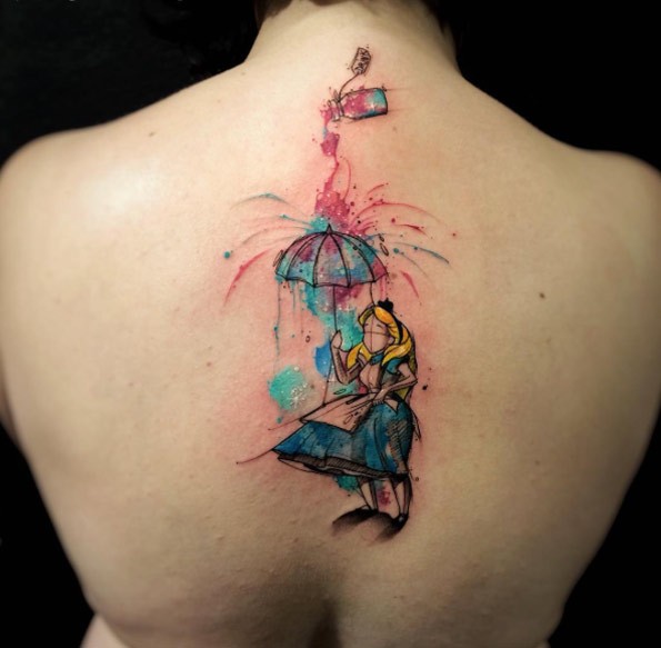 背部抽象风格的彩色爱丽丝仙境主题纹身图案