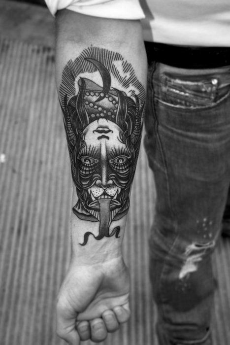 手臂神秘的半女巫半动物双面纹身图案