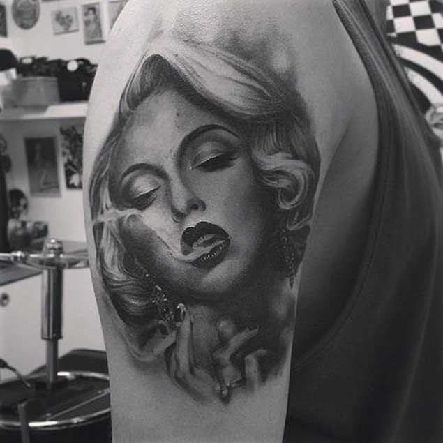 大臂3D黑白的吸烟女人肖像纹身图案