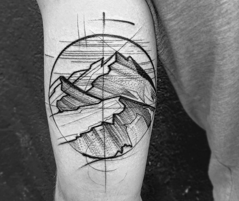 手臂黑色线条圈形状的山纹身图案